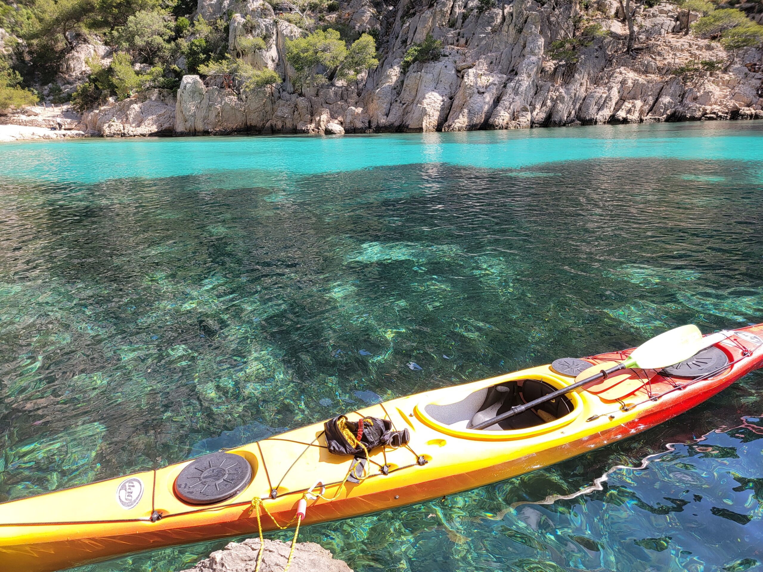 excursions guidées en kayak de mer dans les calanques de Cassis Port-Miou, Port-Pin, En-Vau encadrées par un moniteur diplômé au départ de la presqu'île de Cassis
