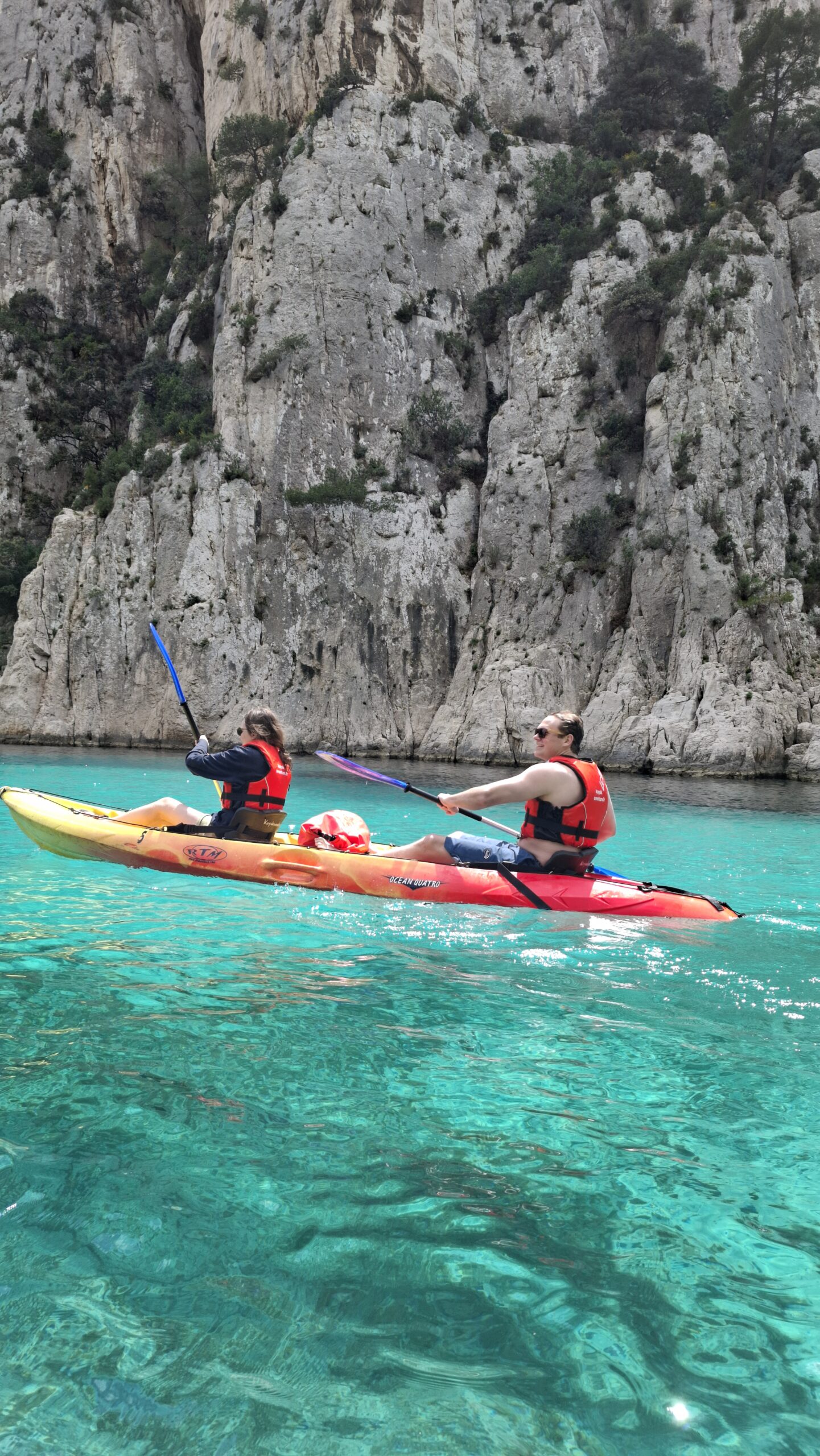 excursions guidées en kayak de mer dans les calanques de Cassis Port-Miou, Port-Pin, En-Vau encadrées par un moniteur diplômé au départ de la presqu'île de Cassis