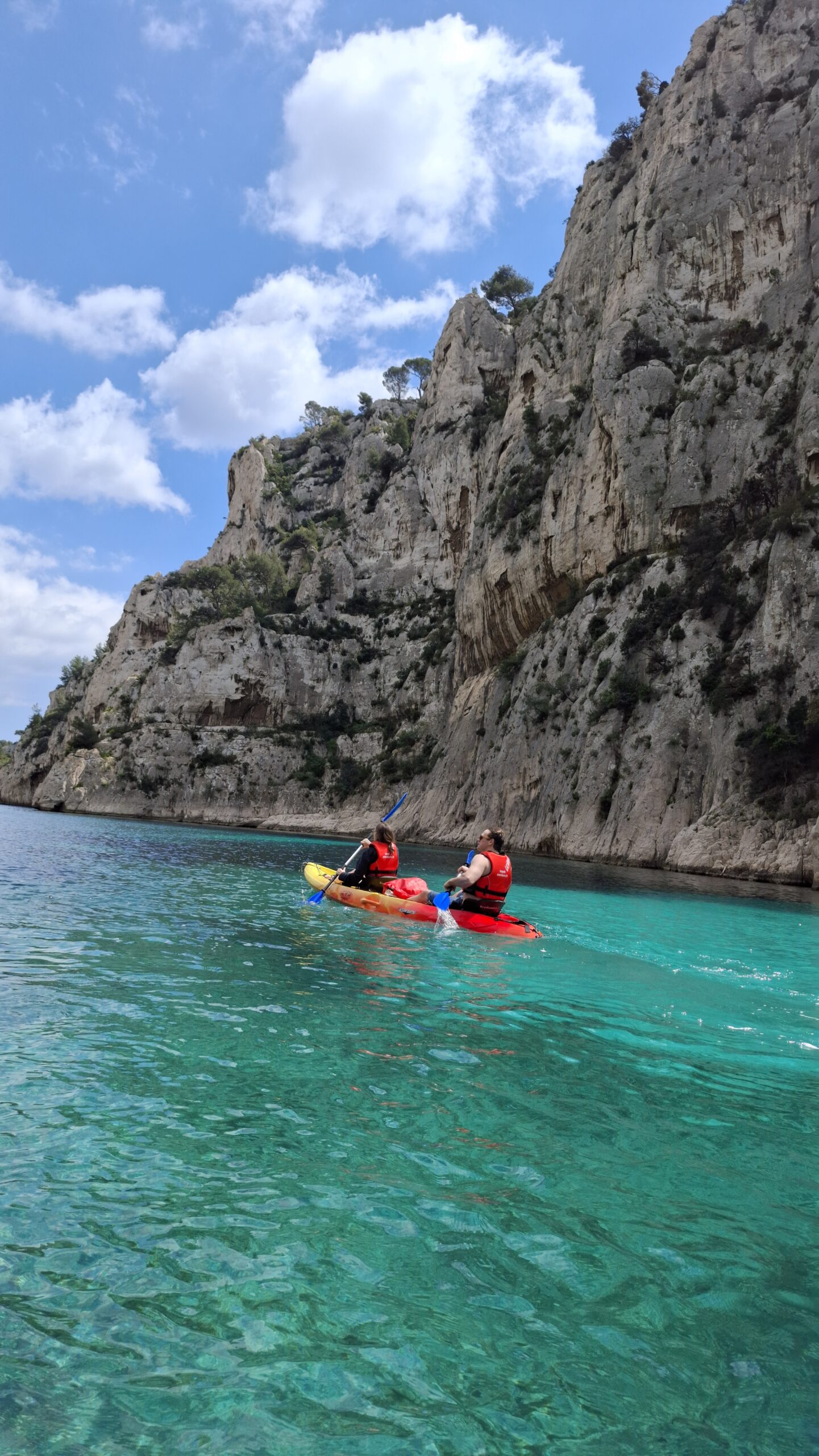 excursions guidées en kayak de mer dans les calanques de Cassis Port-Miou, Port-Pin, En-Vau encadrées par un moniteur diplômé au départ de la presqu'île de Cassis